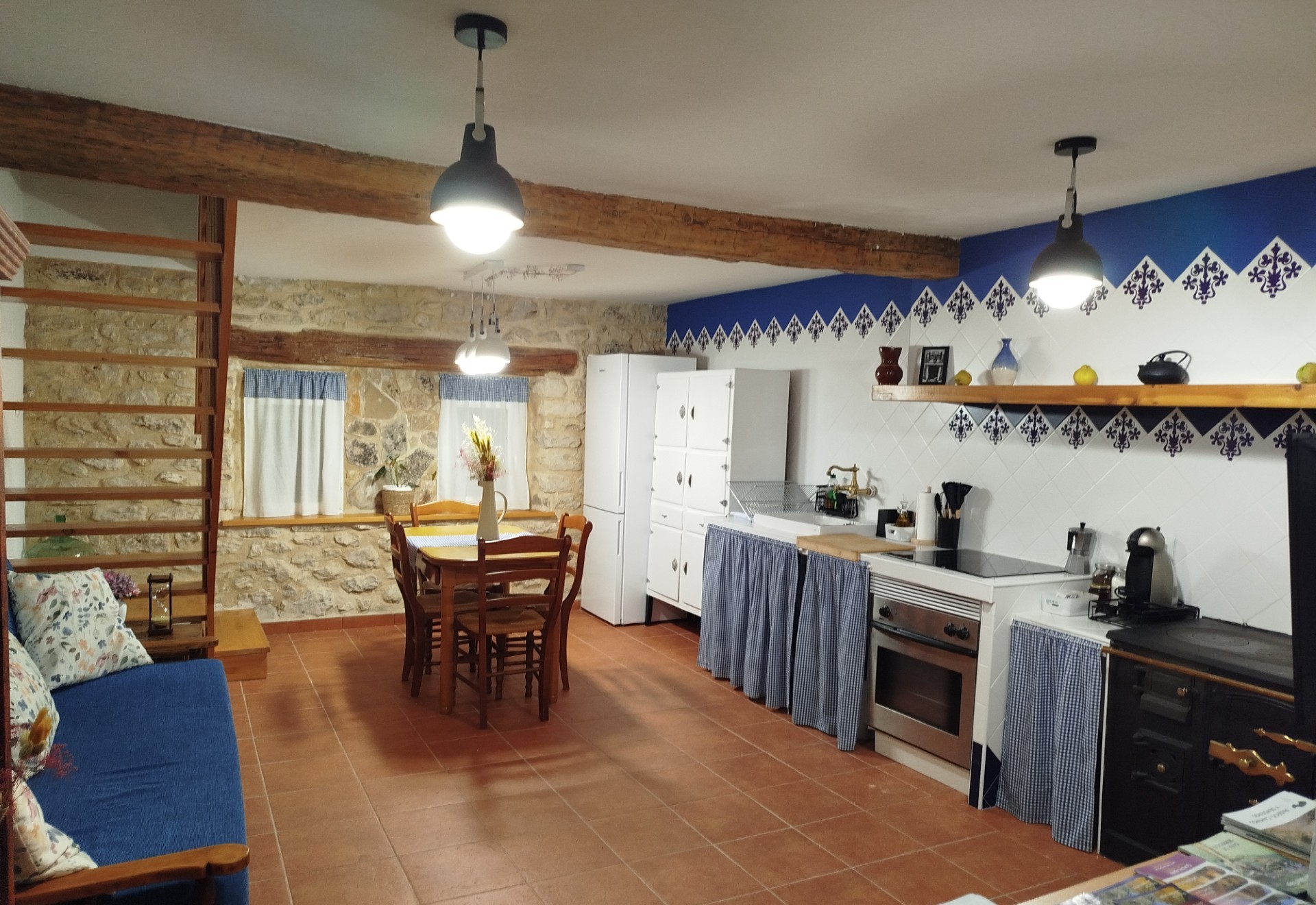 Foto de Chimenea en el salón de la casa rural en el Parque Natural del Alto Tajo